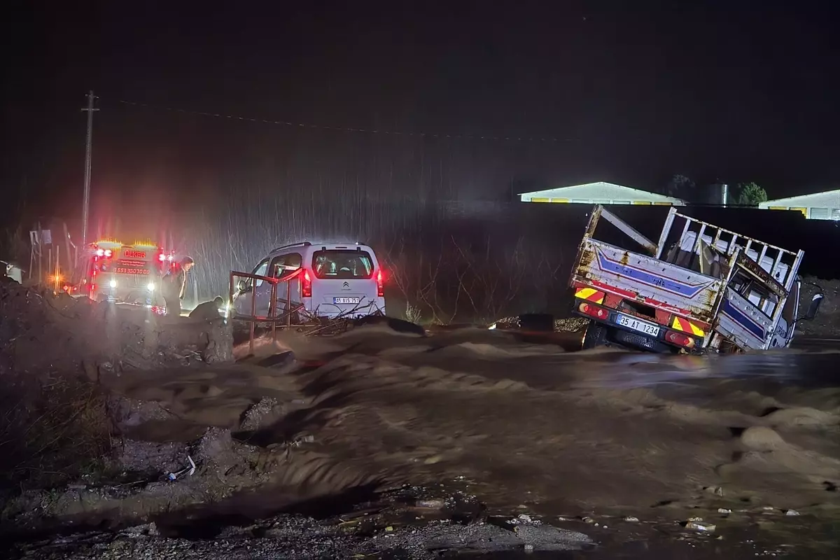 Turgutlu\'da Sağanakta Araçlar Derede Sürüklendi