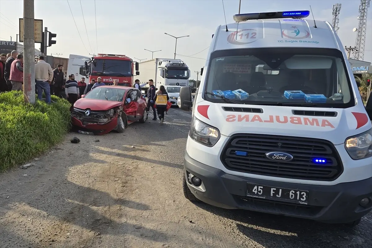 Turgutlu\'da Trafik Kazası: 3 Yaralı