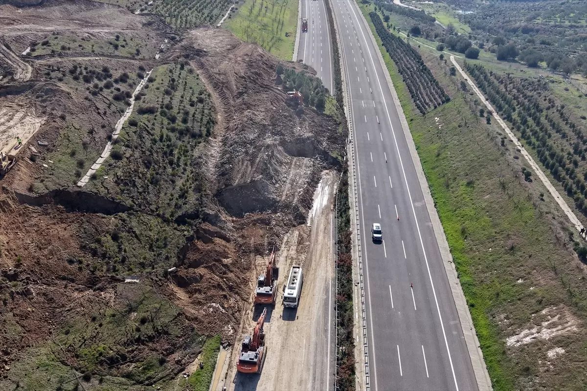 İstanbul-İzmir Otoyolu\'nda Heyelan Temizleme Çalışmaları