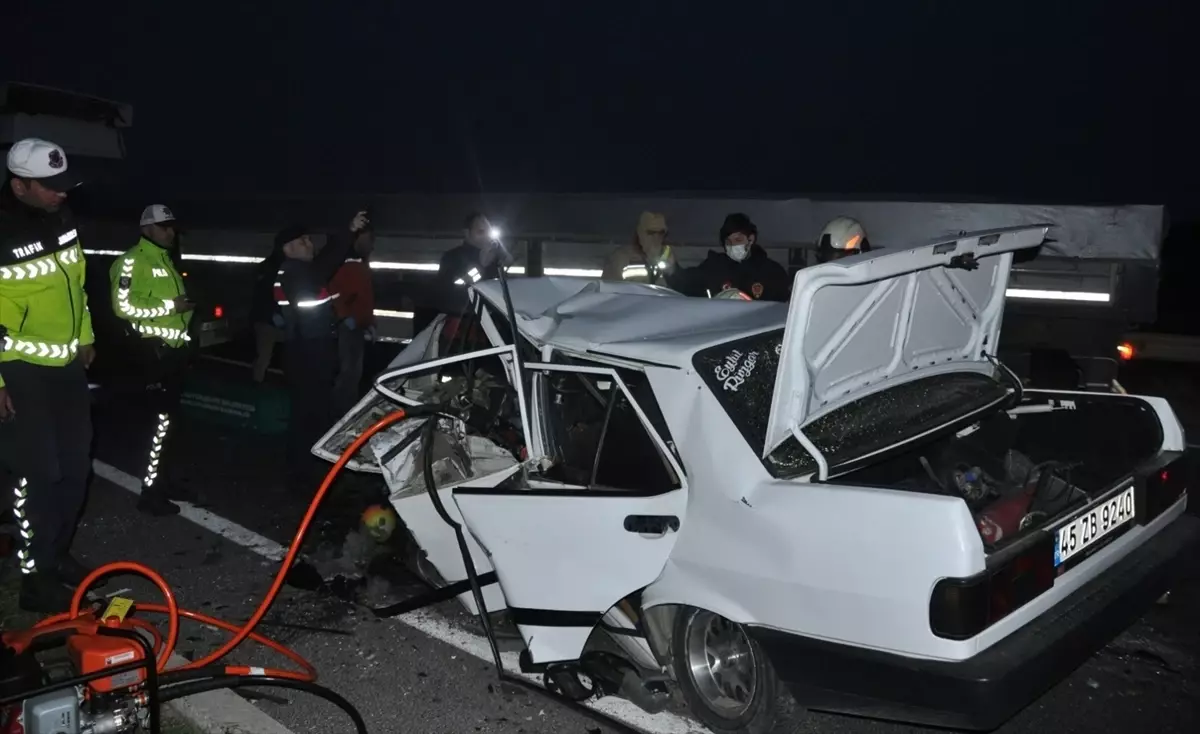 Salihli\'de Trafik Kazası: 2 Ölü, 5 Yaralı