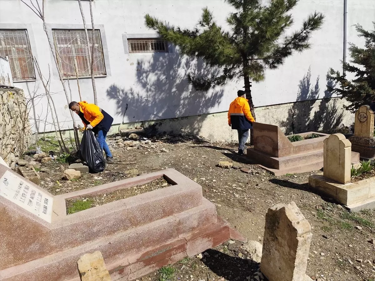 Mardin\'de Mezarlık Temizliği