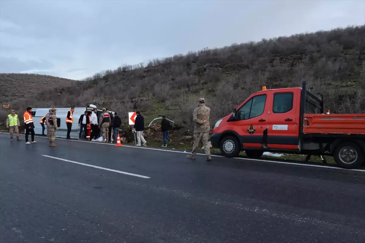 Midyat\'ta Midibüs Devrildi: 24 Yaralı