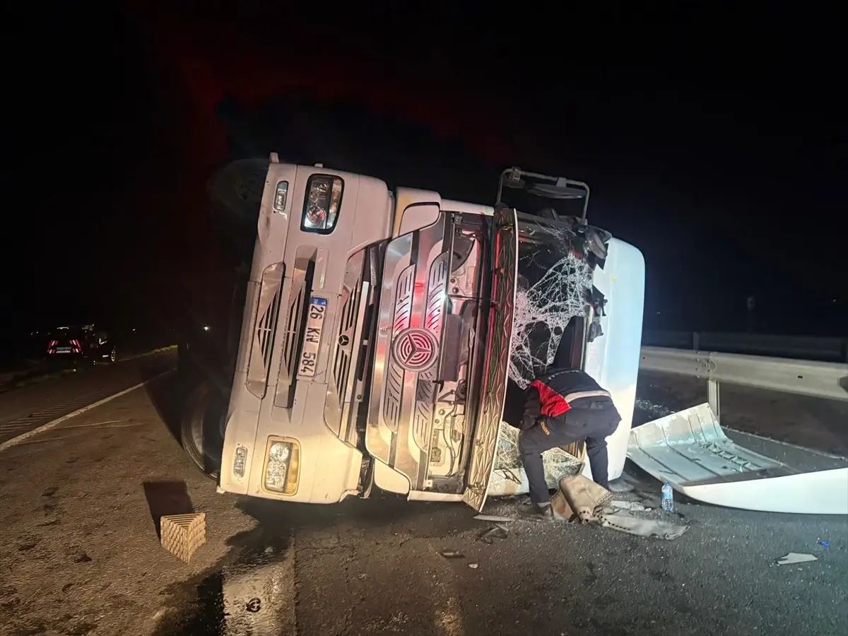 Mardin\'de Tır Devrildi: Sürücü Yaralı