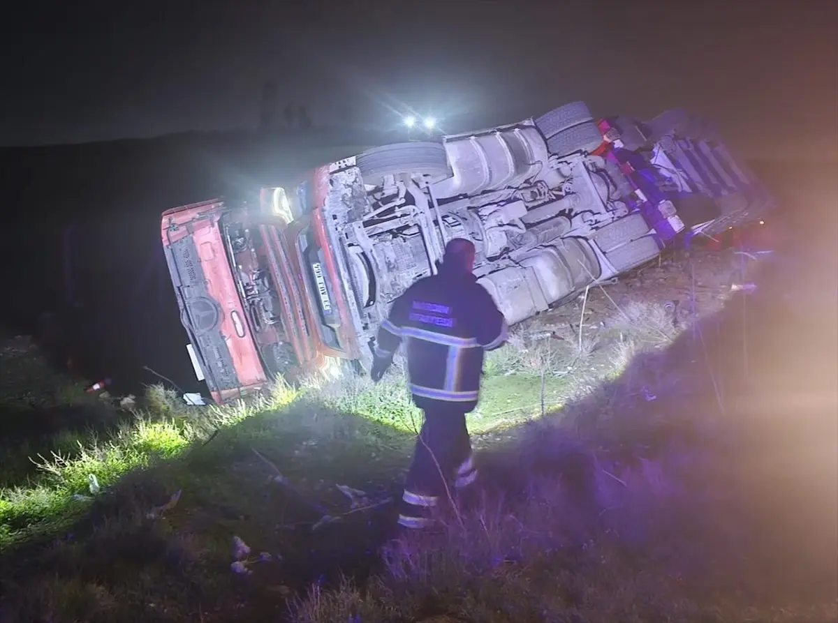 Nusaybin\'de Tır Devrildi: Sürücü Yaralı
