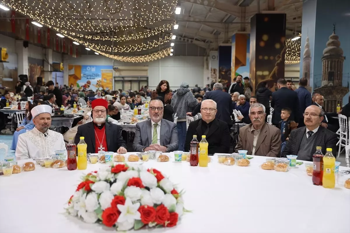 Mardin\'de farklı inanç gruplarının temsilcileri "Kardeşlik İftarı"nda buluştu