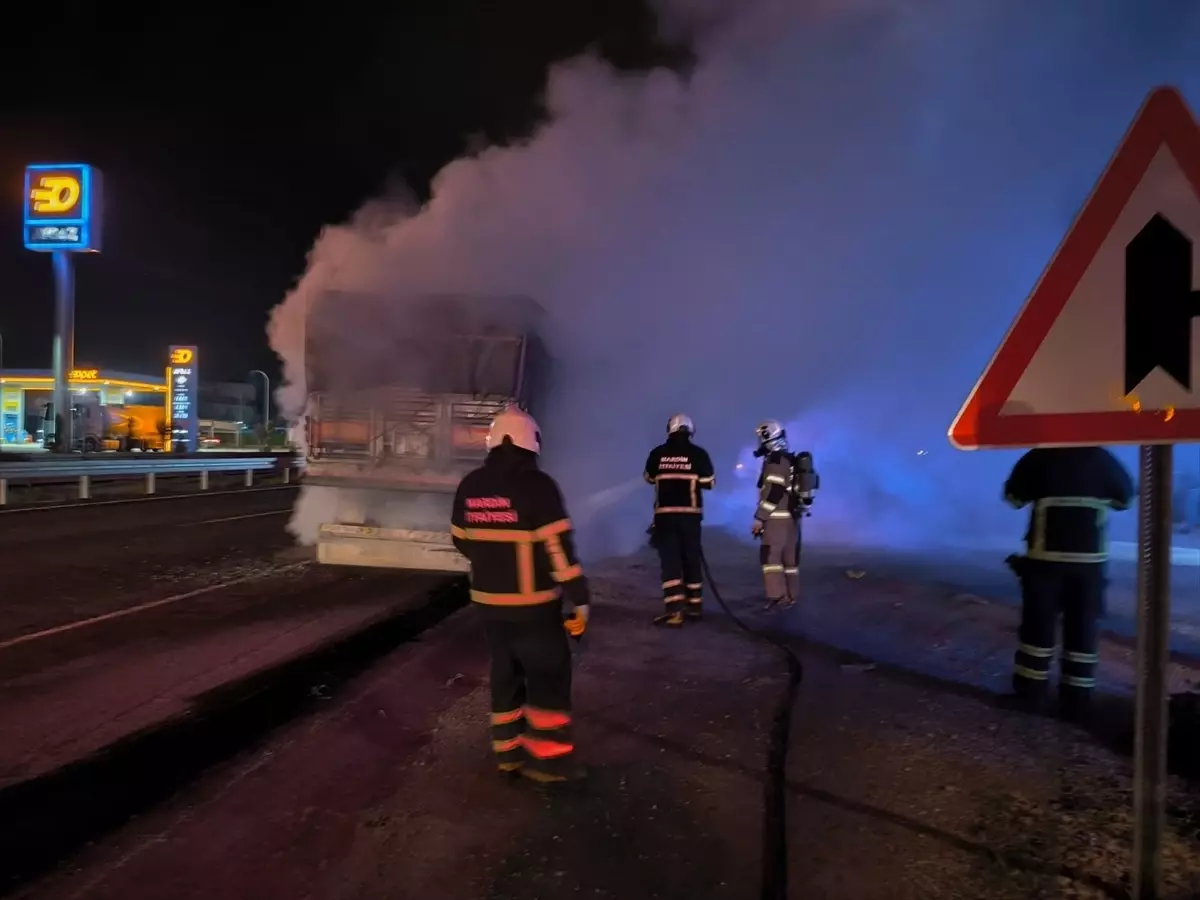 Kızıltepe\'de Tırda Yangın Çıktı