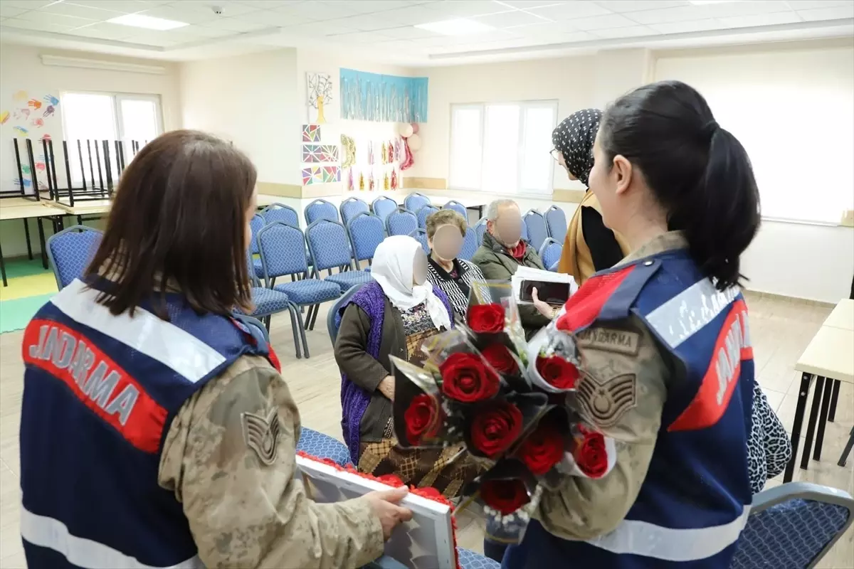 Jandarma, Yaşlılar Haftası\'nda Bakım Merkezini Ziyaret Etti