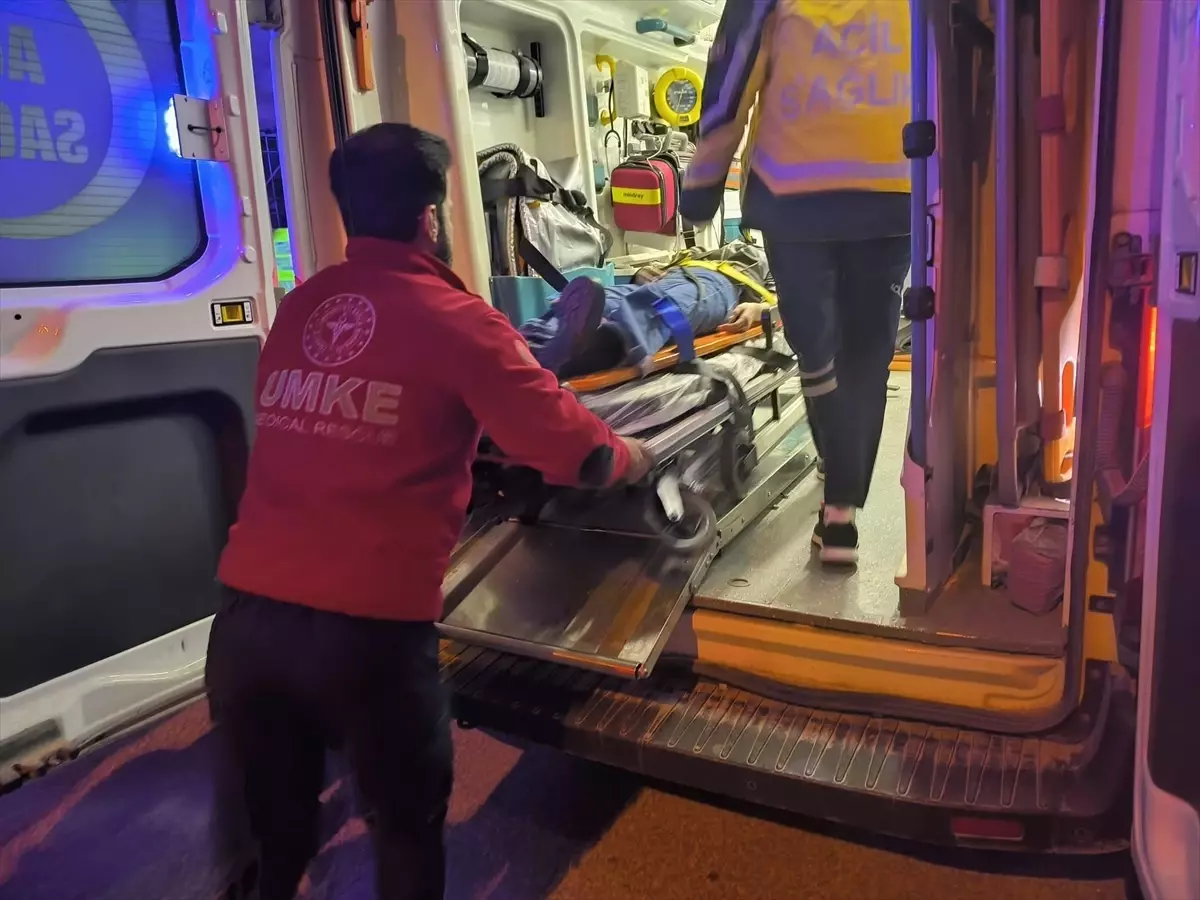 Nusaybin\'de otomobil yayalara çarptı