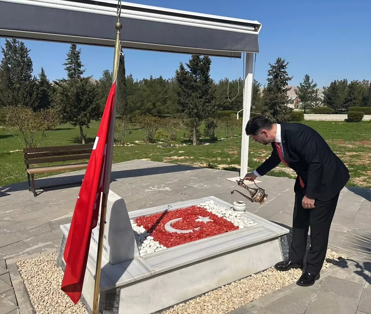 Mardin\'de Şehitlikler İçin Temizlik ve Bakım Çalışması