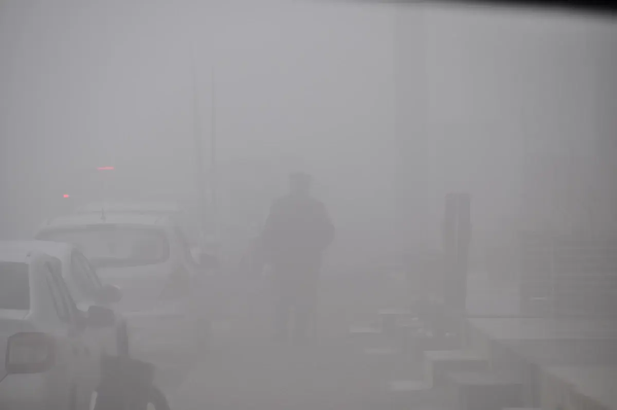 Mardin\'de Yoğun Sis: Görüş Mesafesi 10 Metreye Düşüyor