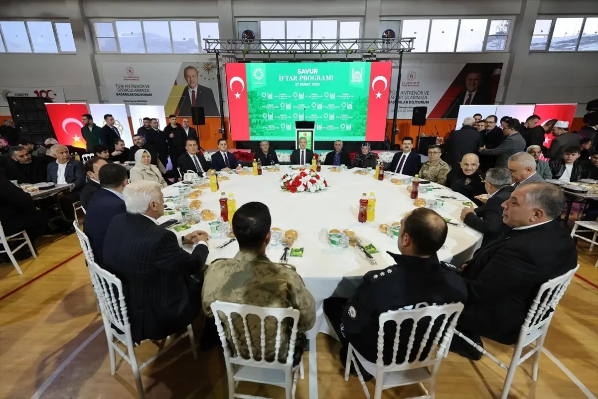 Mardin Valisi Akkoyun Savur\'da iftar programına katıldı