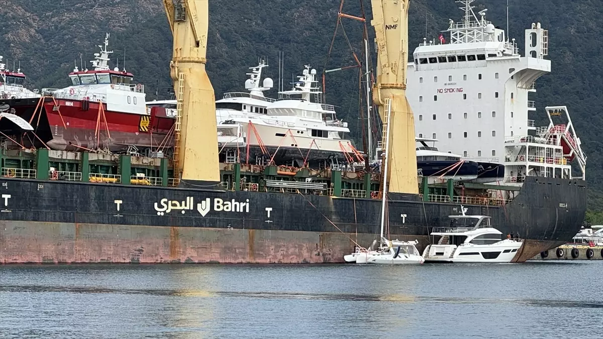 Marmaris\'e Lüks Yatlar ve Kargo Gemileri Geldi