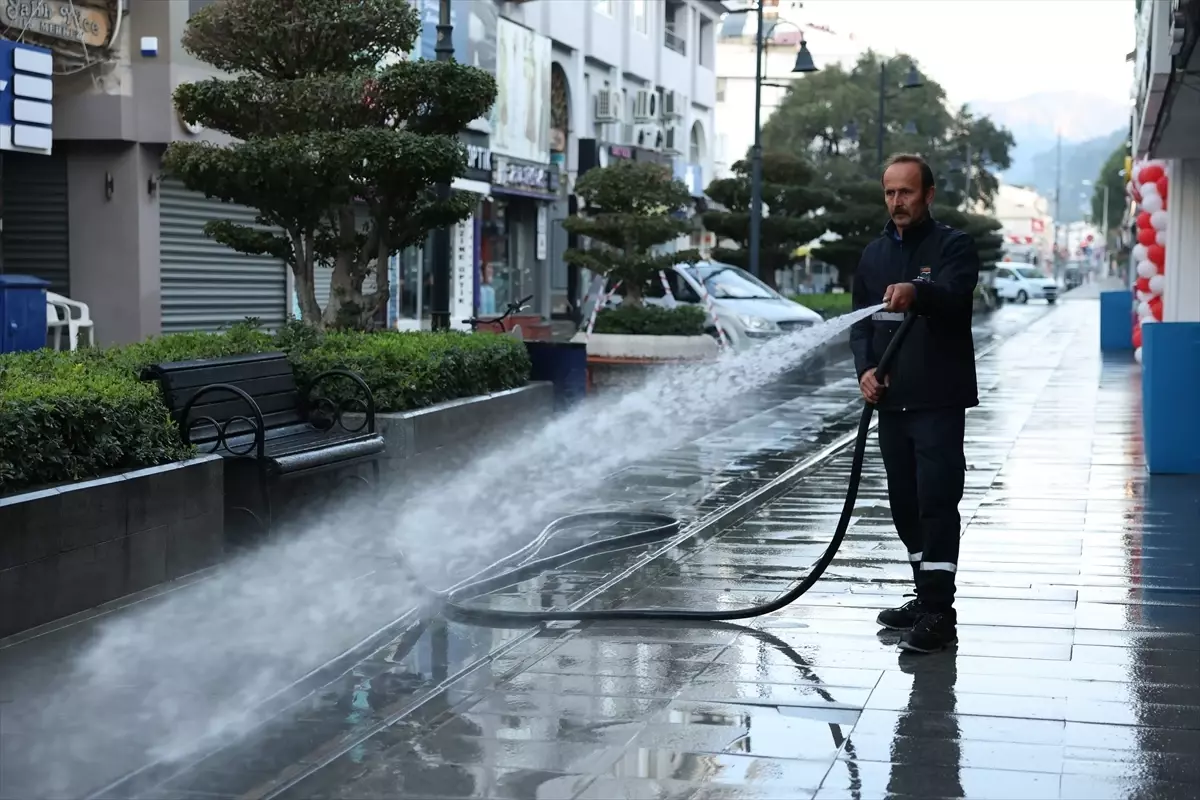 Marmaris\'te Camilere Temizlik Çalışmaları