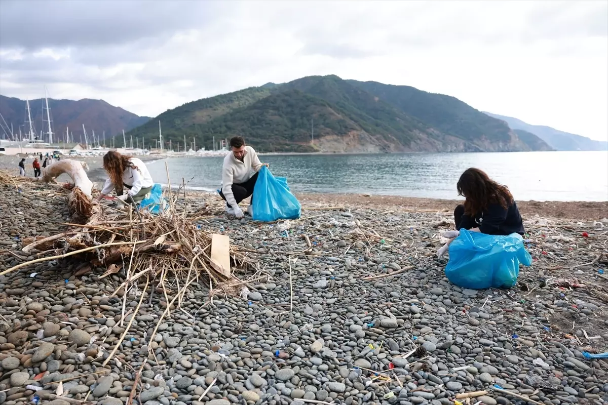 Marmaris\'te Gönüllü Gençler Temizlik Yaptı