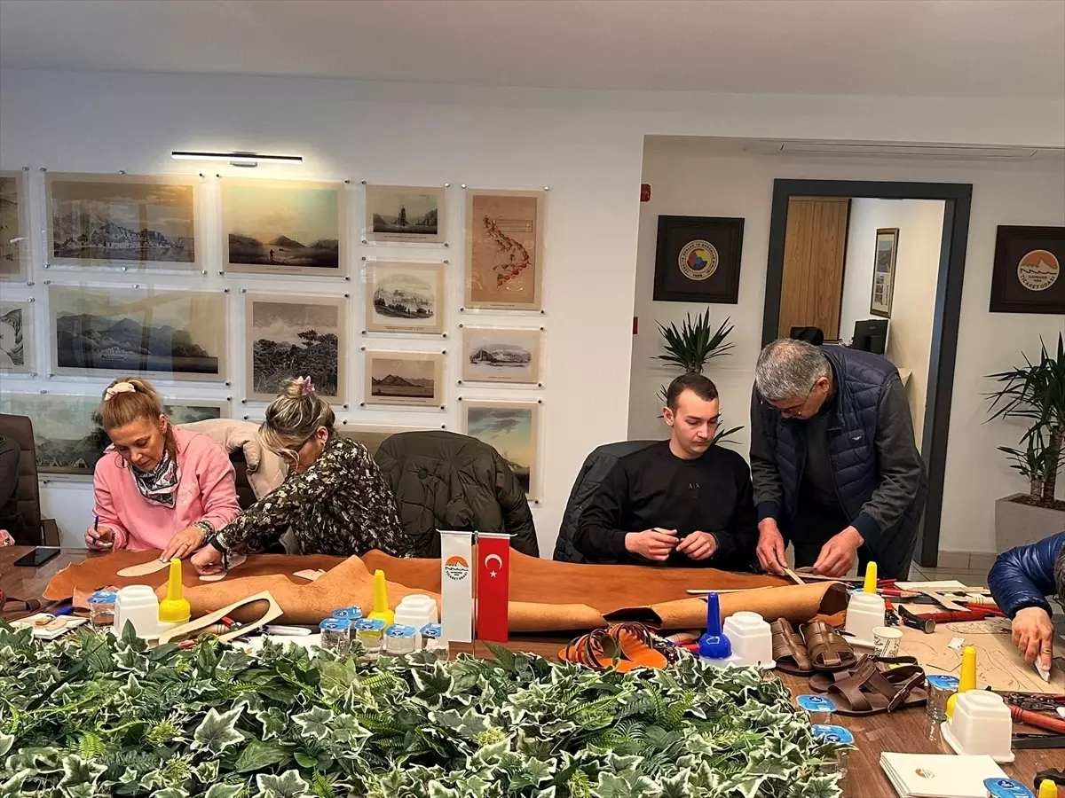 Marmaris\'te Deri Sandalet Eğitimi Başladı