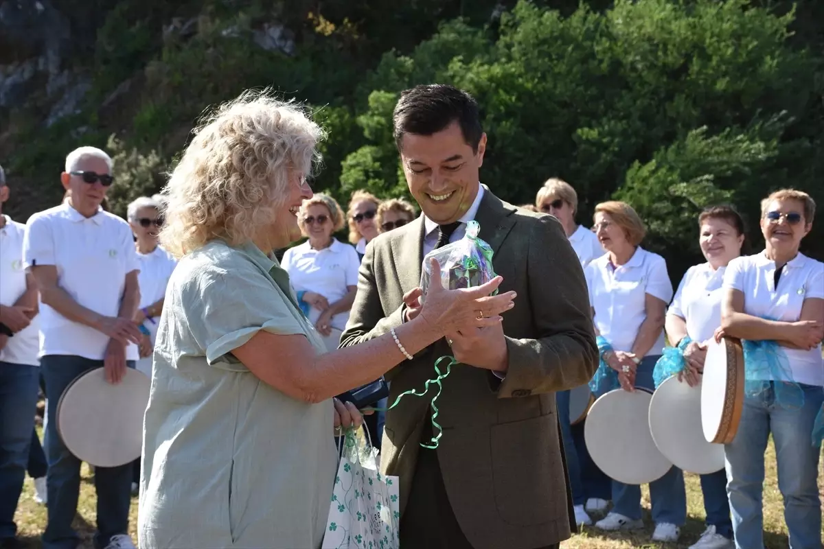 Marmaris\'te Barış İçin Zeytin Fidanı Dikti