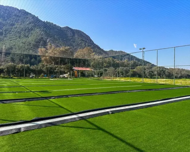 Marmaris’te Halı Saha Yenilendi