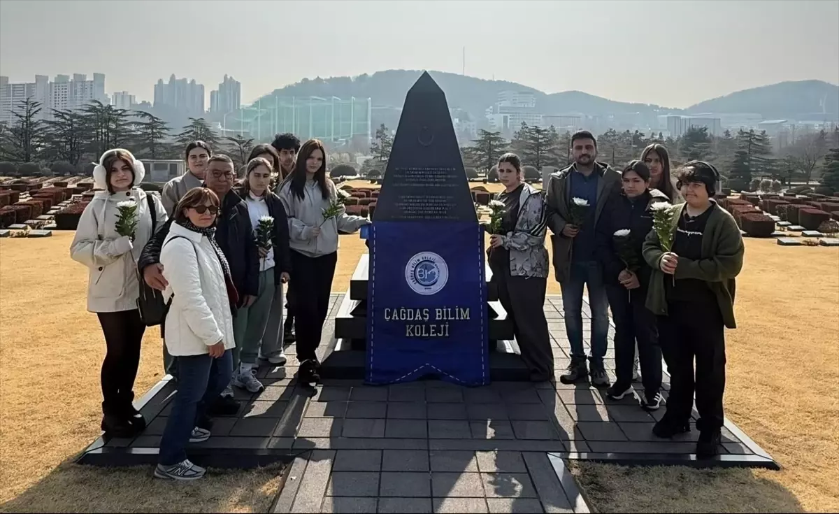 Muğla\'daki Öğrenciler Kore Savaşı\'nda Şehit Düşen Türk Askerlerini Andı