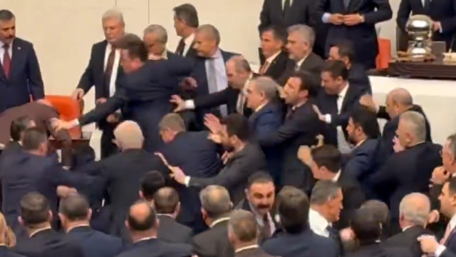 Meclis'te Akın Gürlek gerginliği! Kürsü işgal edildi, yumruklu kavga çıktı