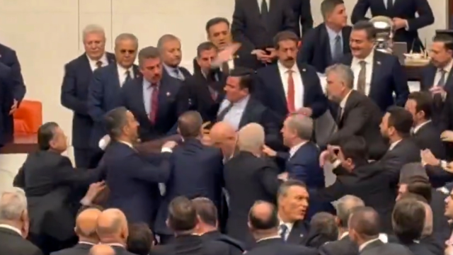 Meclis'te Akın Gürlek gerginliği! Kürsü işgal edildi, yumruklu kavga çıktı