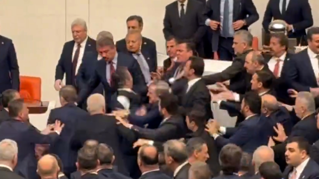 Meclis'te Akın Gürlek gerginliği! Kürsü işgal edildi, yumruklu kavga çıktı