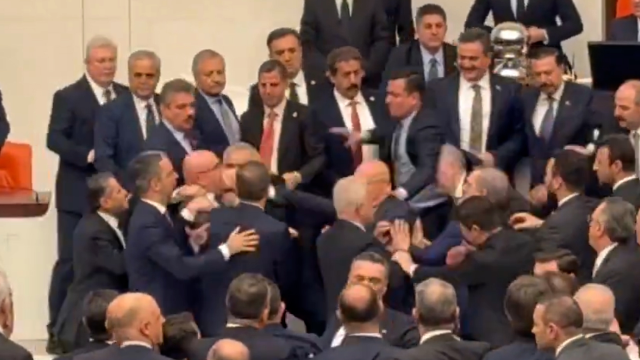 Meclis'te Akın Gürlek gerginliği! Kürsü işgal edildi, yumruklu kavga çıktı