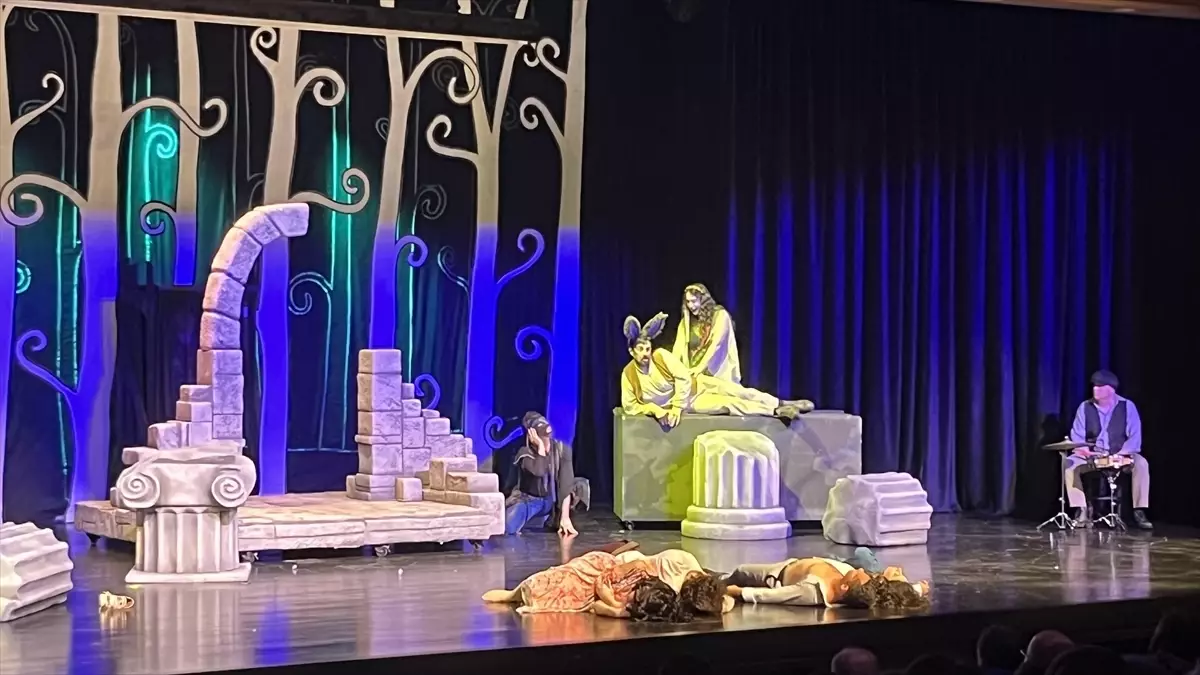 Mersin\'de 5 Gün Süren Tiyatro Programı Başladı