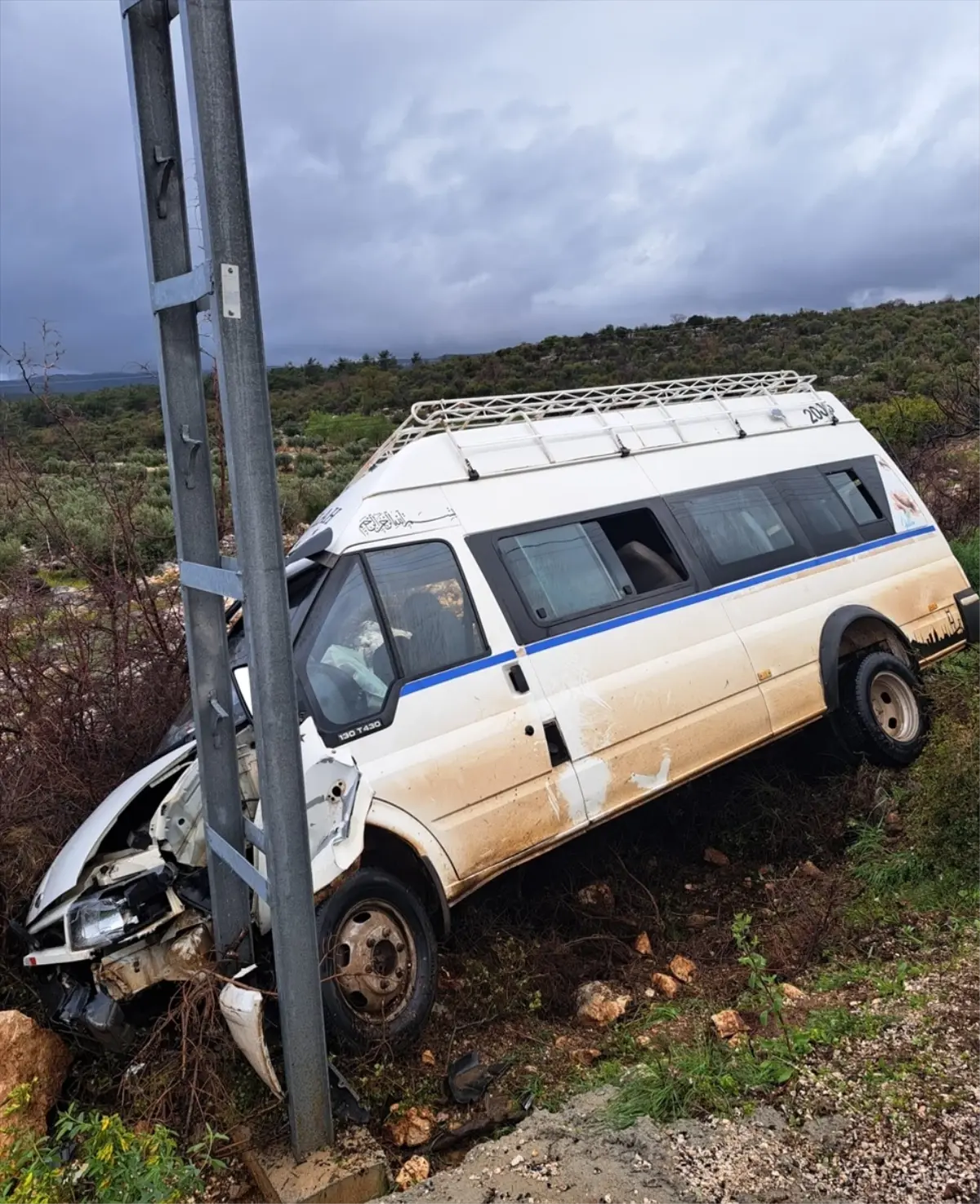 Silifke\'de Minibüs Elektrik Direğine Çarptı: 4 Yaralı