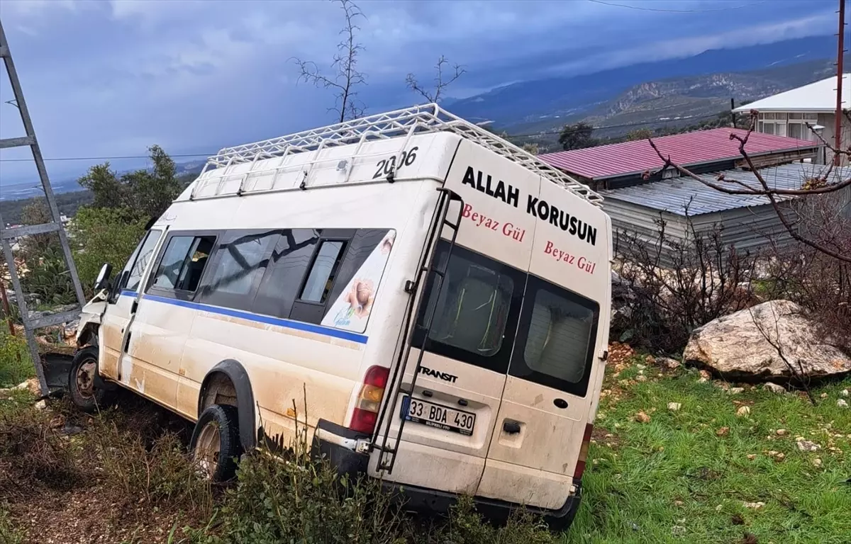 Minibüs Elektrik Direğine Çarptı: 5 Yaralı