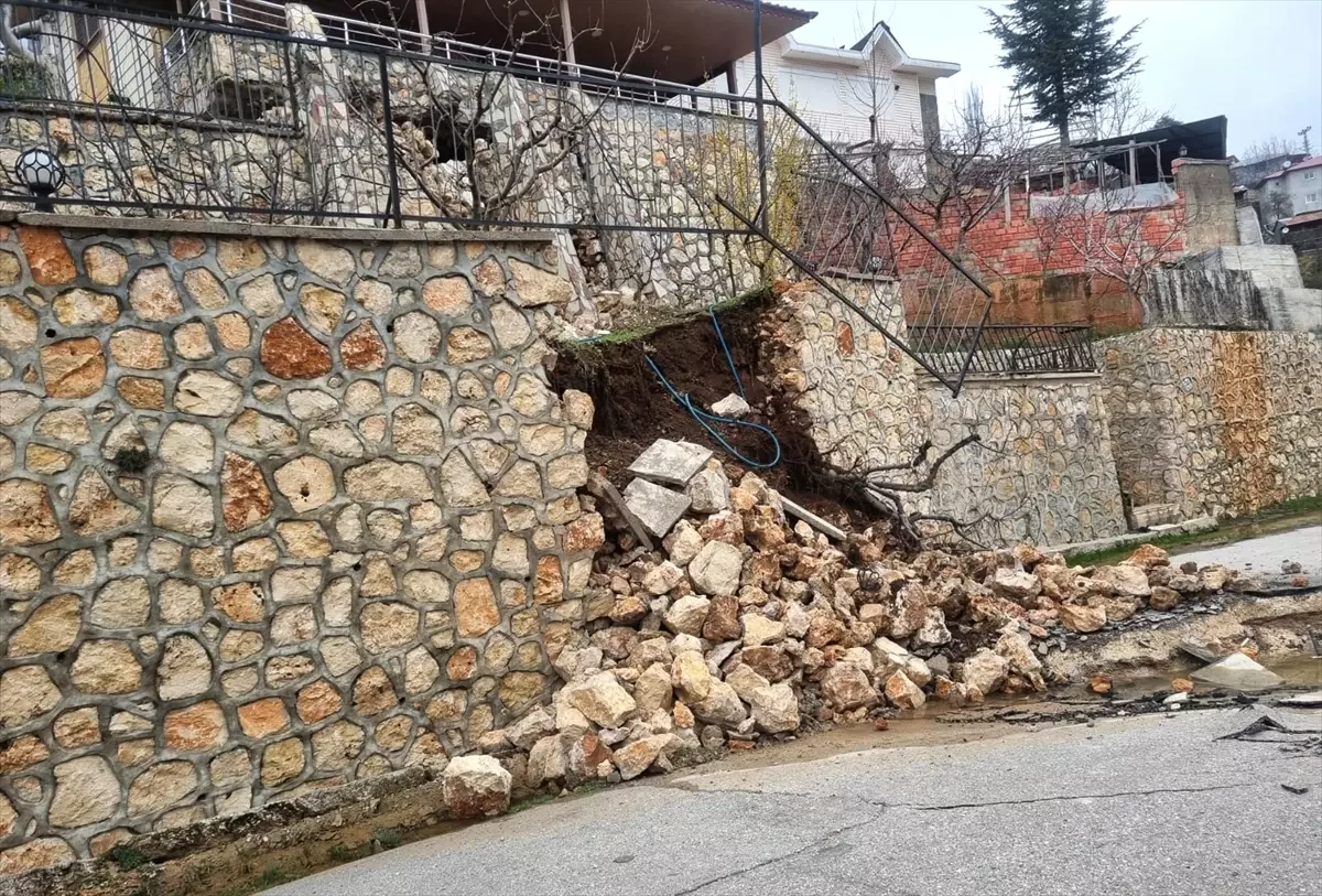 Mezitli\'de Heyelan: Evler Zarar Gördü