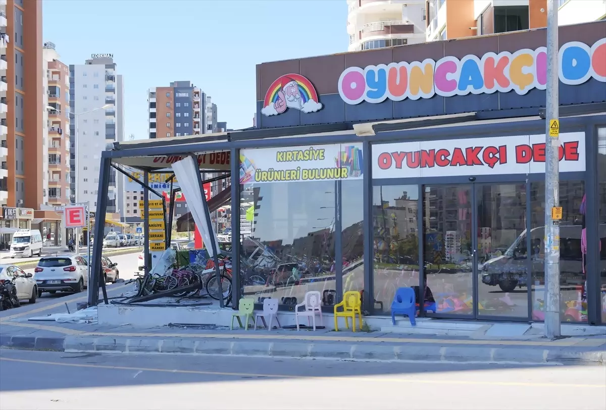 Mersin\'de Minibüs Oyuncak Dükkanına Girdi
