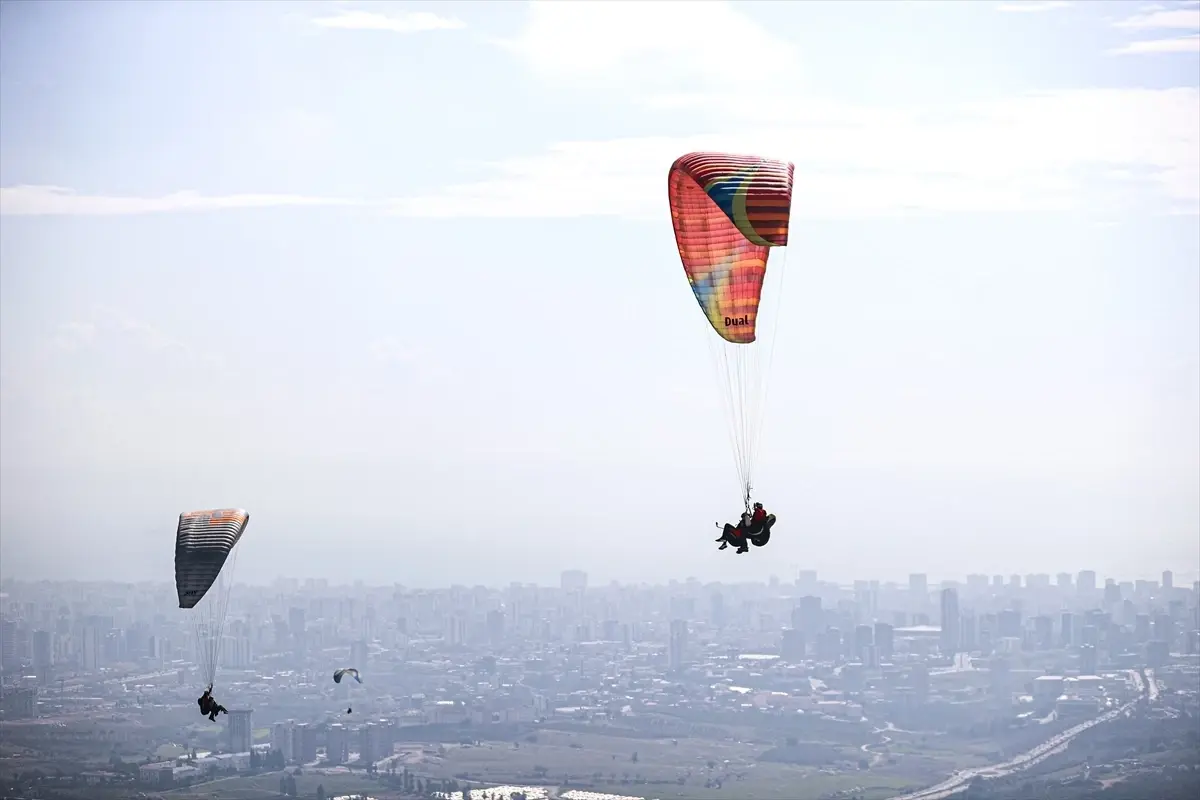Özel Gereksinimli Çocuklar Yamaç Paraşütüyle Uçtu