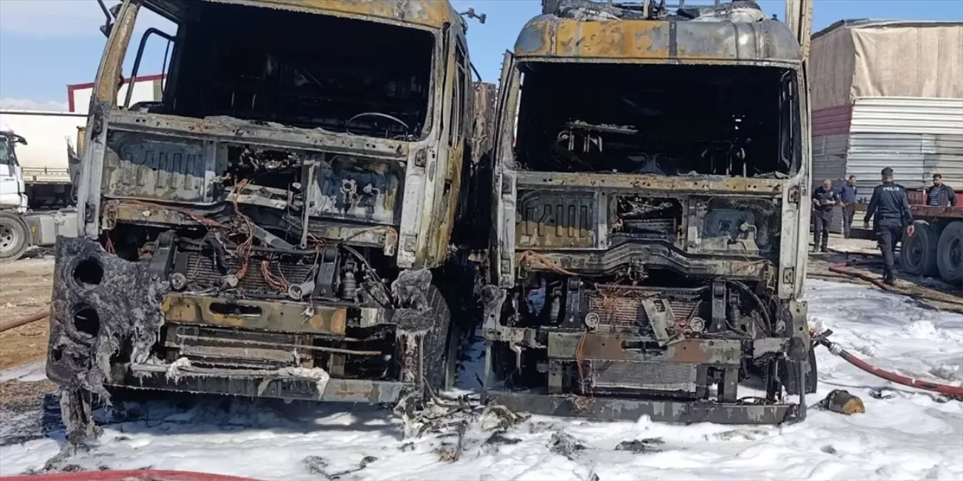 Mersin\'de Park Halindeki Tırlarda Yangın