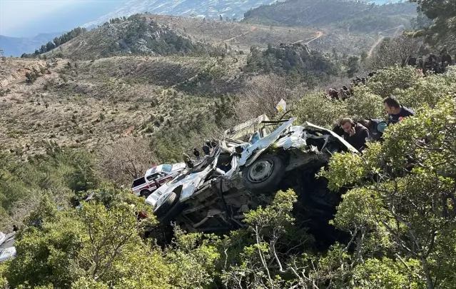 Tarım İşçilerini Taşıyan Minibüs Devrildi: 3 Ölü, 11 Yaralı