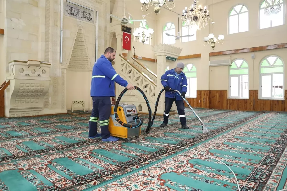 Akdeniz\'de Camiler Ramazan İçin Temizlendi