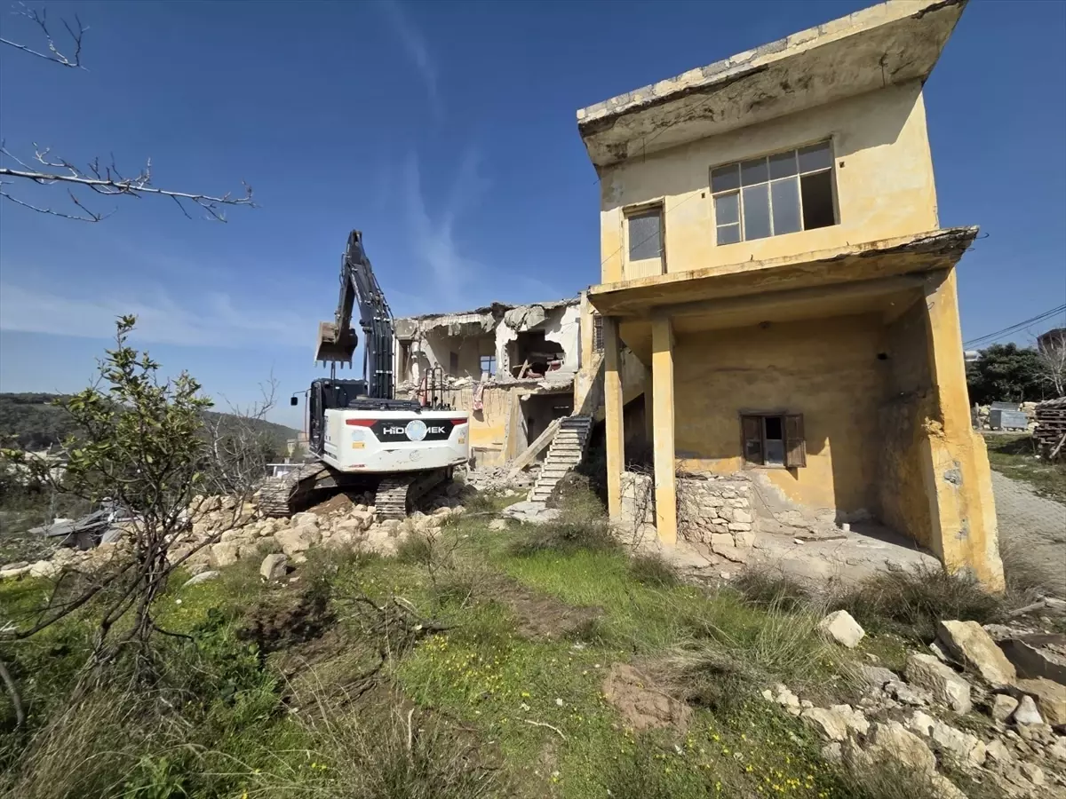 Mersin\'de Metruk Bina Yıkıldı