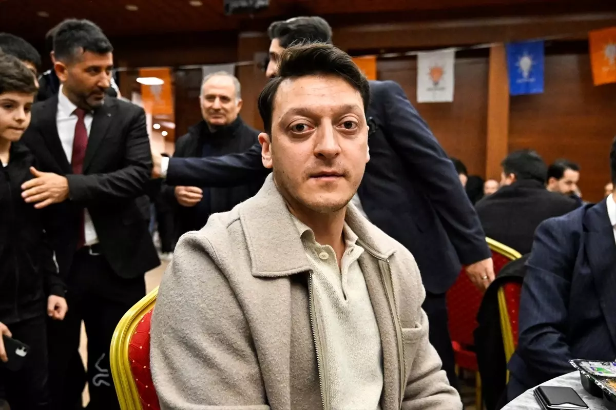 Mesut Özil, Avcılar\'daki iftar programında gençlerle buluştu