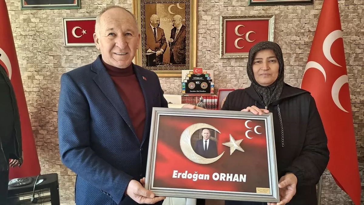 Şehit Anneden MHP İlçe Başkanına Türk Bayrağı Hediyesi