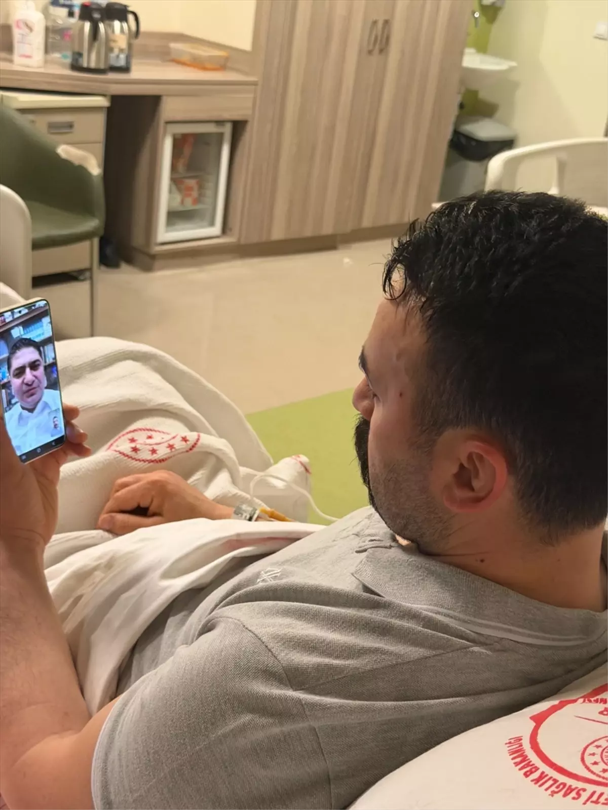 MHP\'li Özdemir\'den Yaralı Polise Ziyaret