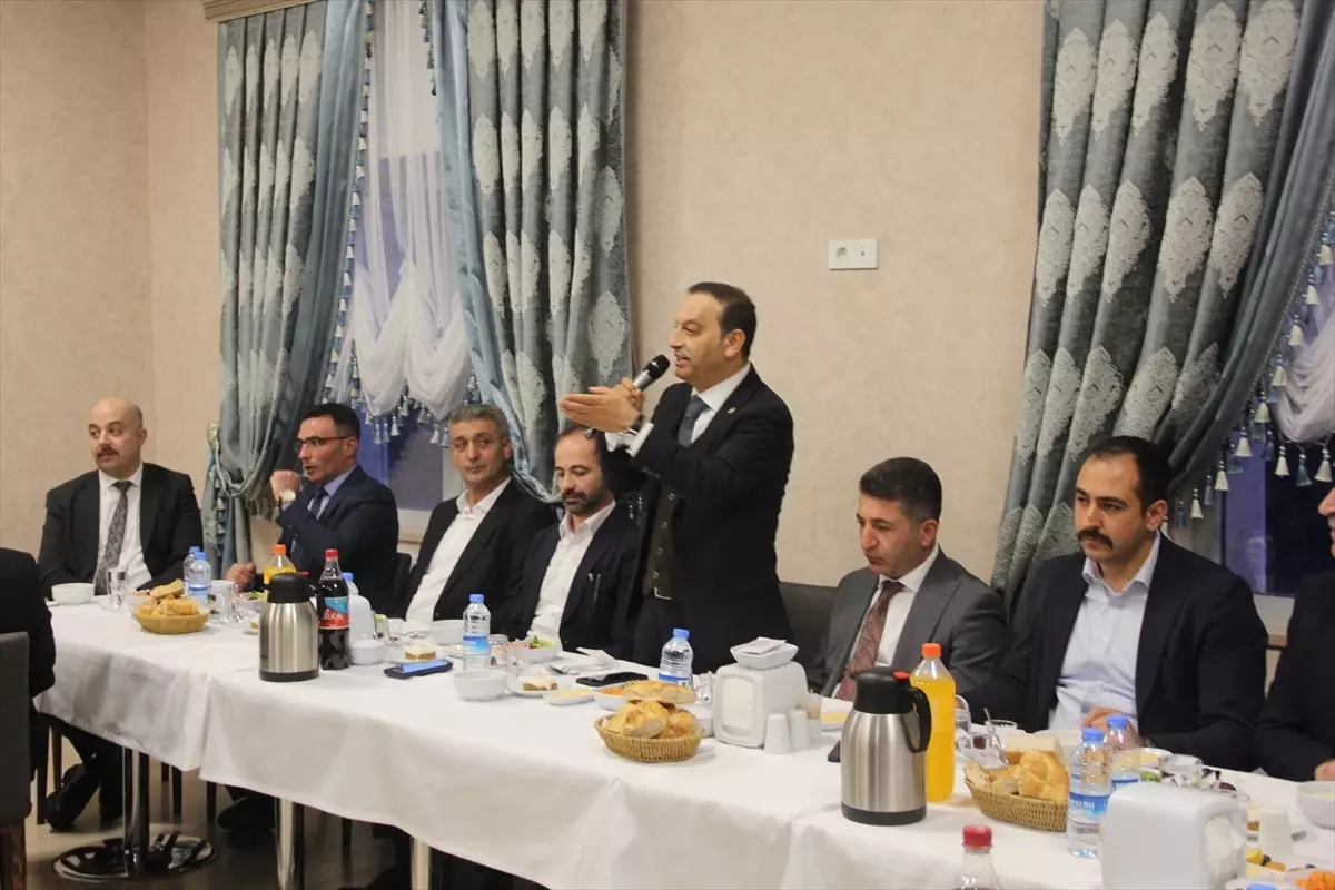 MHP\'li Özyürek Zara\'da İftarda Partililerle Buluştu