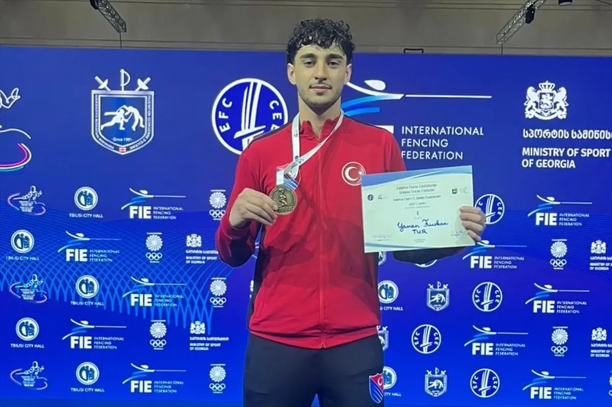 Milli eskrimci Furkan Yaman, gençlerde Avrupa şampiyonu oldu