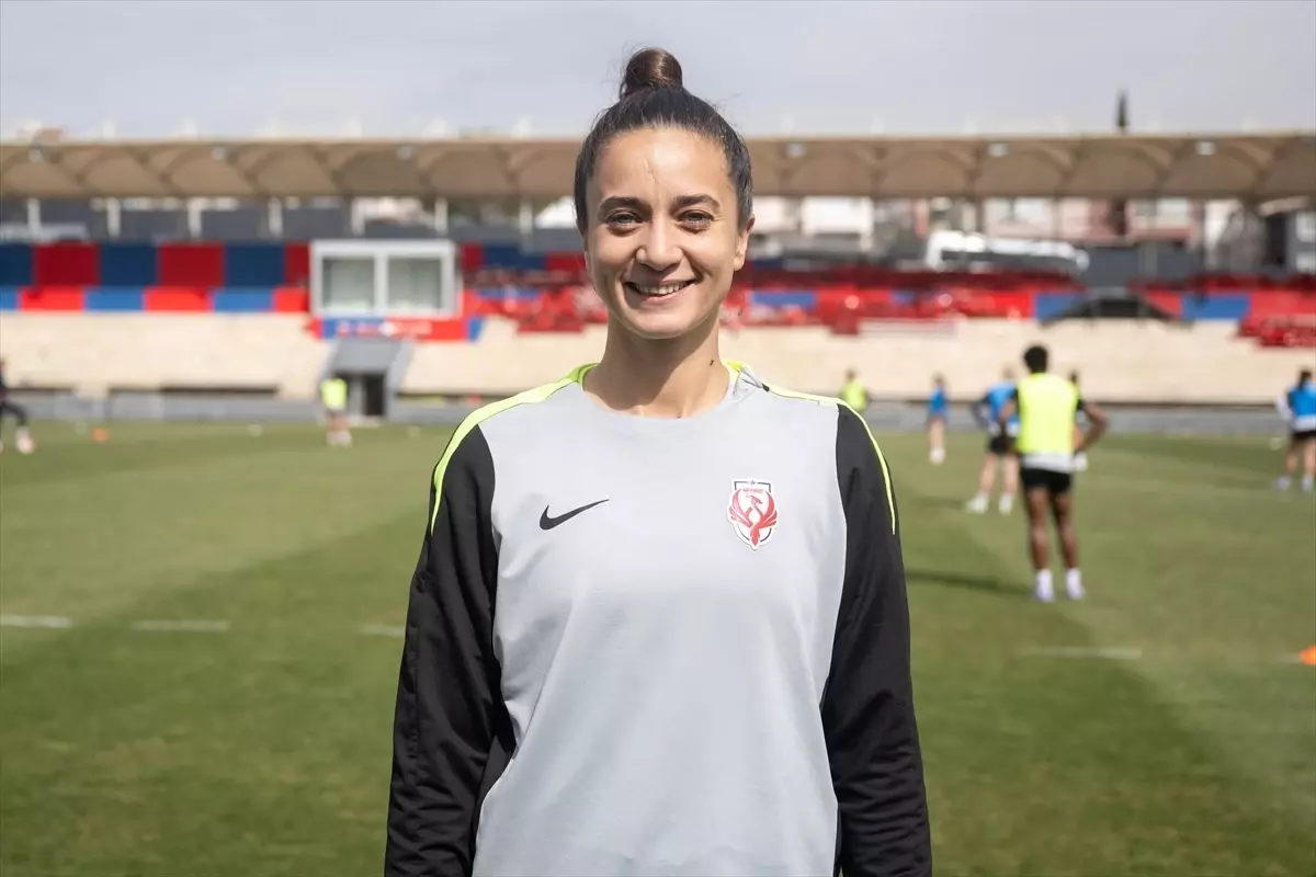 Kadın Futbolunda Umut: Emine Ecem Esen\'in Mesajı