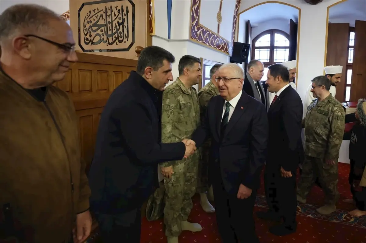 Bakan Güler, Ramazan Bayramı Namazını Hatay\'da Kıldı