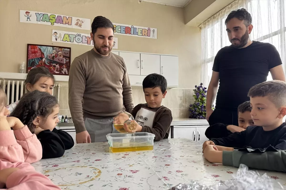 Öğrencilerden Annelerine Atık Yağ Sabunu