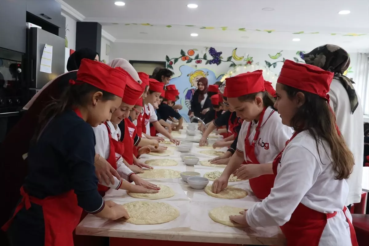 Sakarya\'da Öğrenciler Pide Yaparak Ramazanı Kutladı