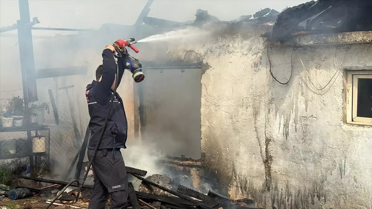 Menteşe\'de Yangın: Ev Kullanılamaz Hale Geldi