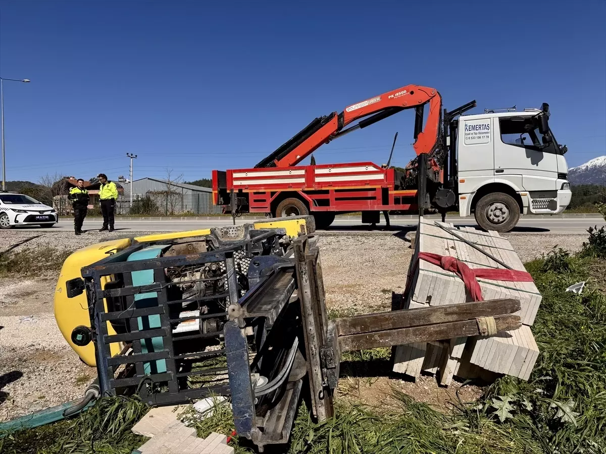 Forklift Devrildi, Sürücü Ağır Yaralandı