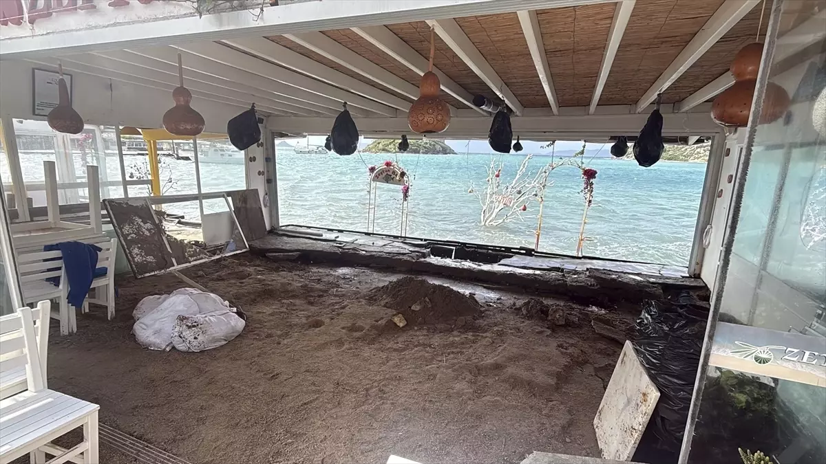 Muğla\'da Fırtına ve Sağanak Yaşamı Olumsuz Etkiliyor