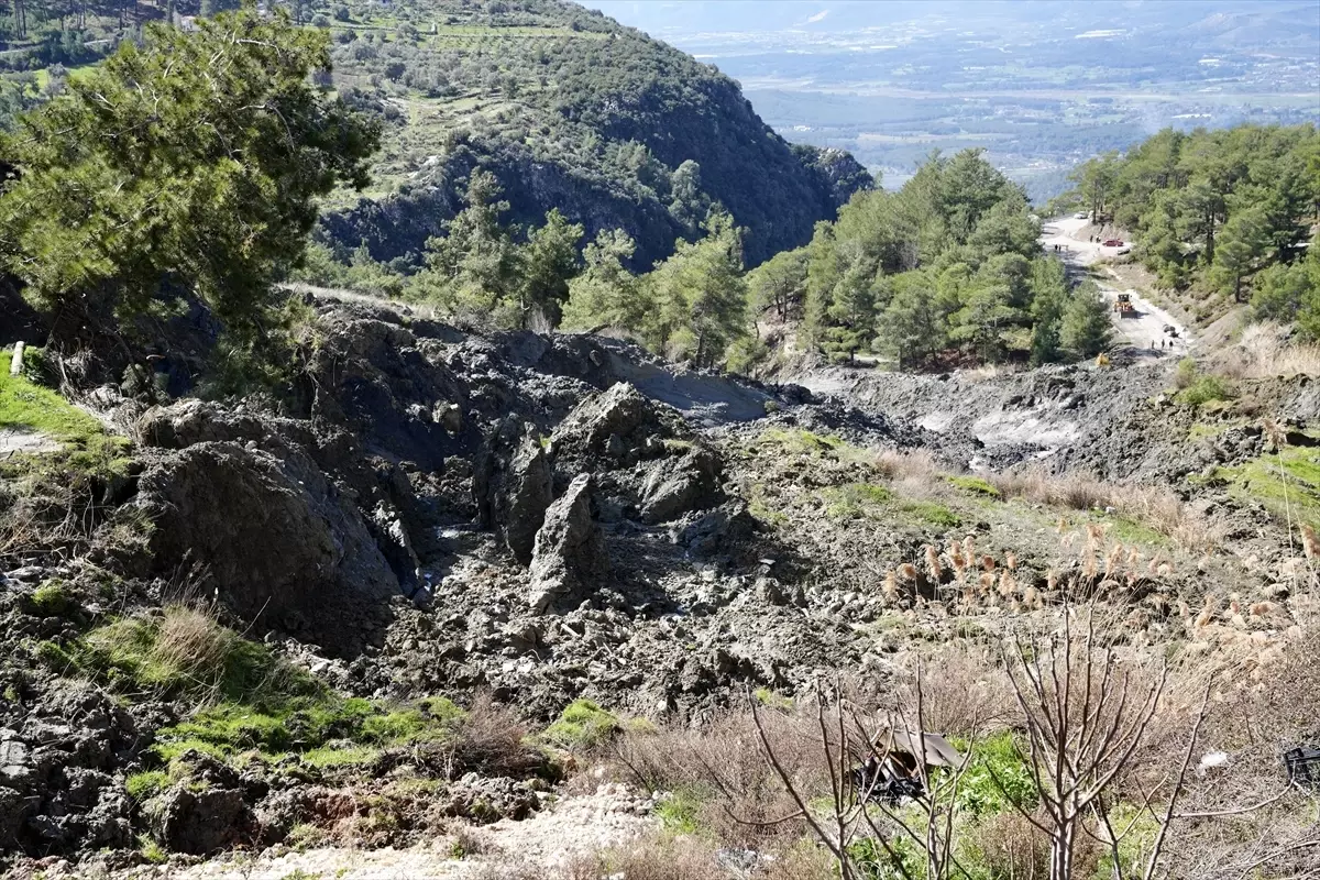 Seydikemer\'de Toprak Kayması Yol Kapatladı