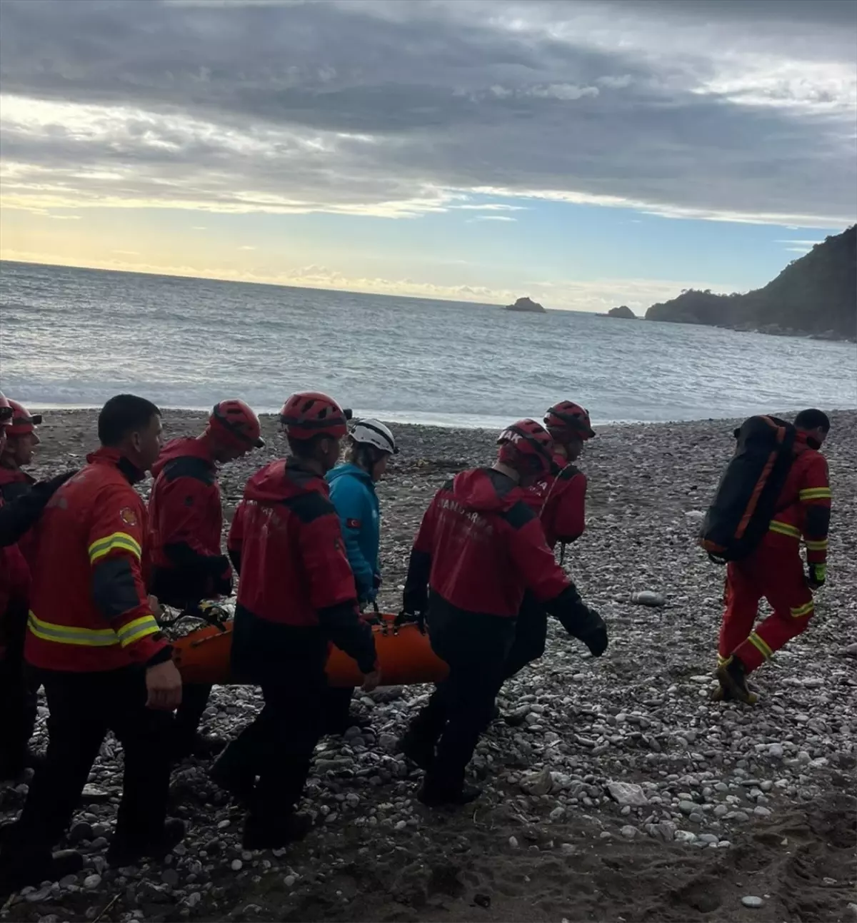 Kayalıklardan Düşen Genç Kurtarıldı